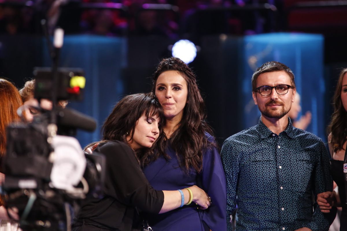 Jamala and her sister share the moment (Courtesy eurovision.tv/EBU)