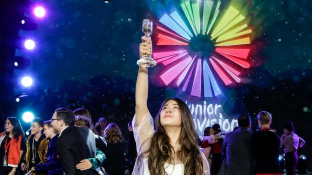Polina Bogusevich and the Junior Eurovision trophy (EBU/Thomas Hanses)