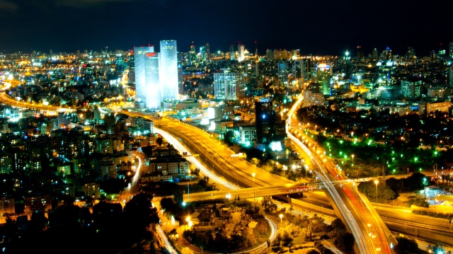 Tel Aviv by night (Image: cc/Wikimedia)