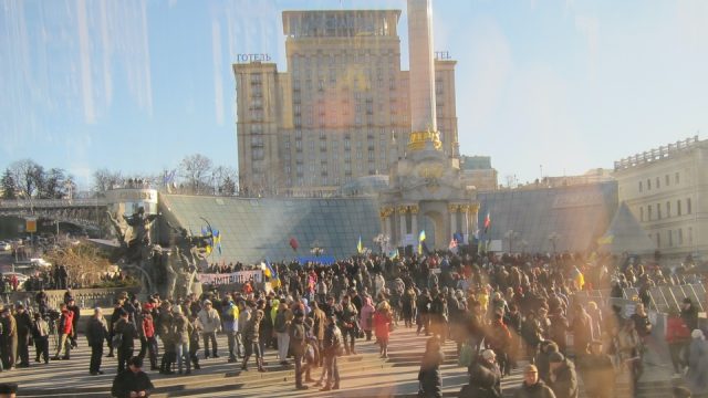 Crowds gather at Maiden Square, Kyiv, Nov 27 2013 (photo: Ewan Spence)